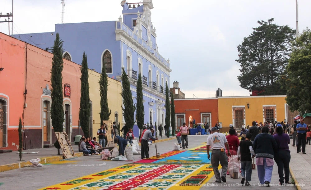 Alfombra de aserrín elaborada para Corpus Christi