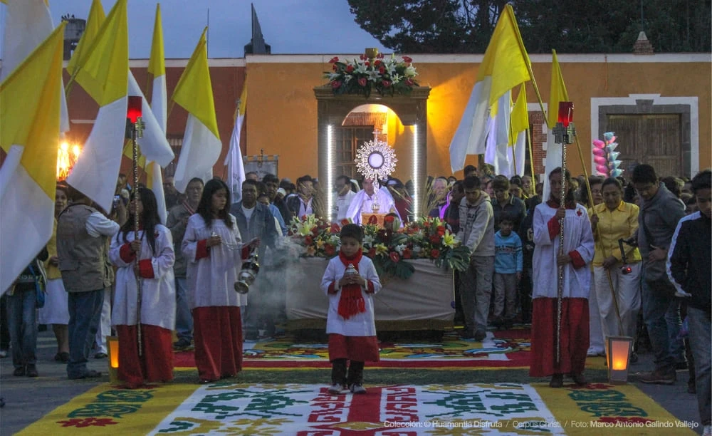 Flores y símbolos religiosos de Corpus Christi