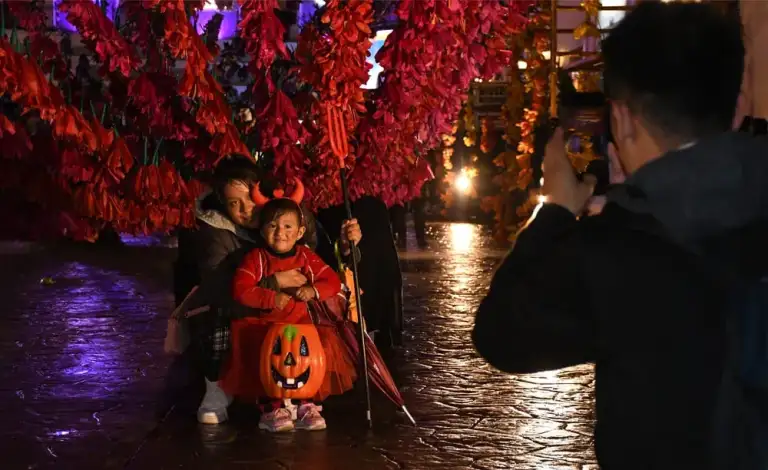 Ambiente familiar en Día de Muertos en Huamantla