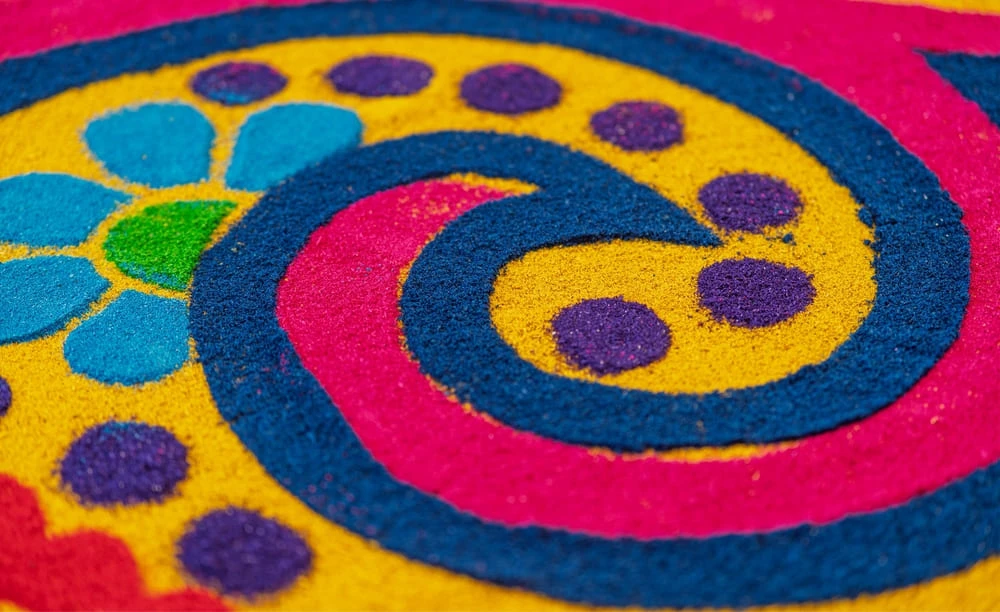 Diseño de arte efímero elaborado con materiales de colores
