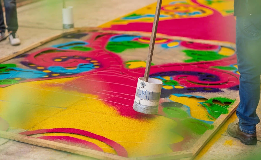 Materiales de colores utilizados para crear alfombras de aserrín