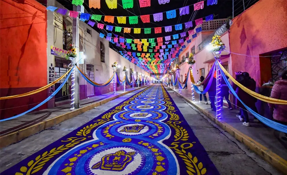 Tapetes de aserrín elaborados en Huamantla