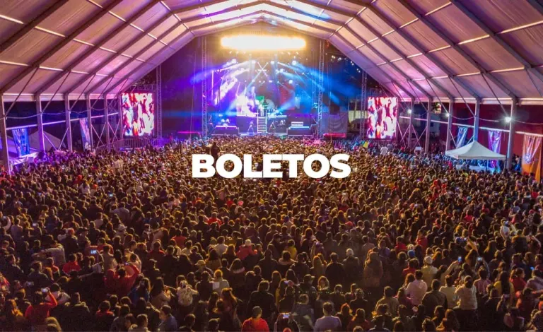 Fotografía de una multitud de personas asistiendo a un concierto en Huamantla, Tlaxcala. La imagen muestra el ambiente de un evento masivo con escenario, iluminación y público reunido frente a la presentación.