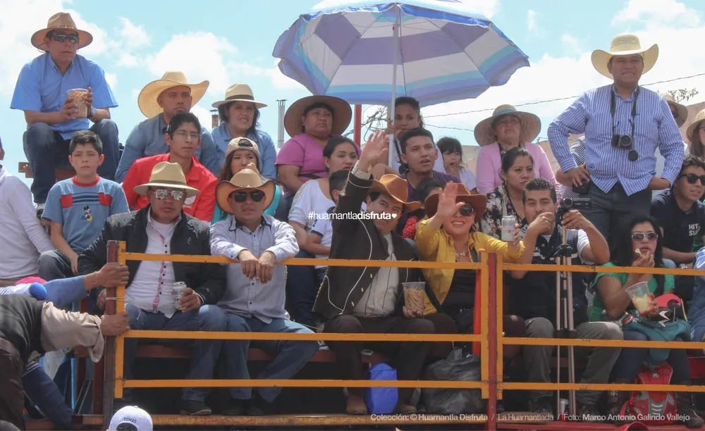Visitantes observando la Huamantlada desde las gradas de un burladero en Huamantla