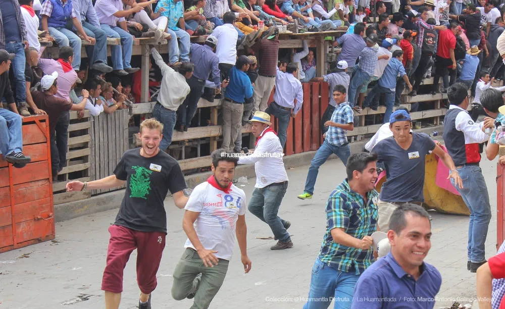 Turistas corriendo en la Huamantlada | Huamantla, Tlaxcala