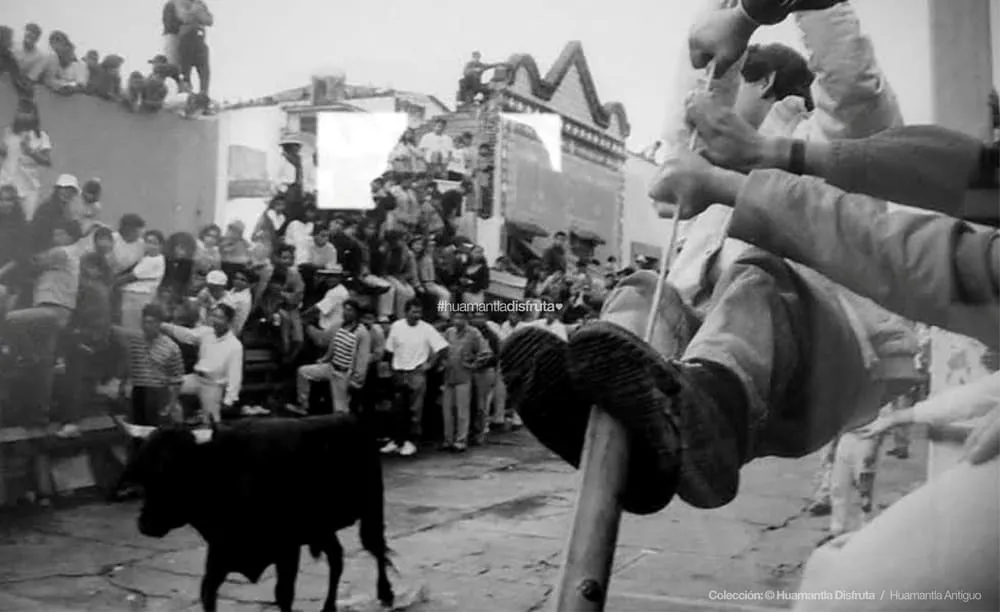 Huamantlada antigua | Personas resguardándose del toro en Huamantla