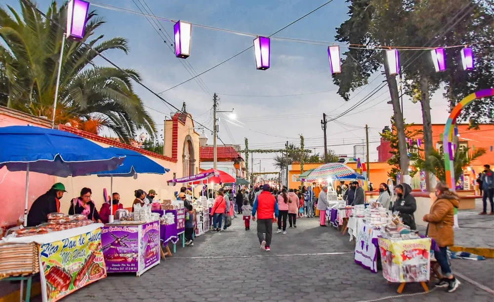 Viernes de Muéganos en Huamantla durante la Cuaresma, con puestos de productores y visitantes en una verbena popular